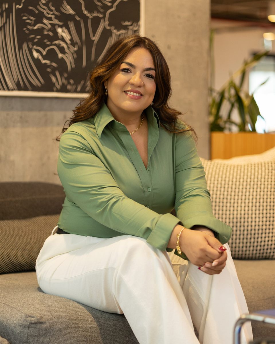 Juliana Arango sentada en un sofá, sonriendo
