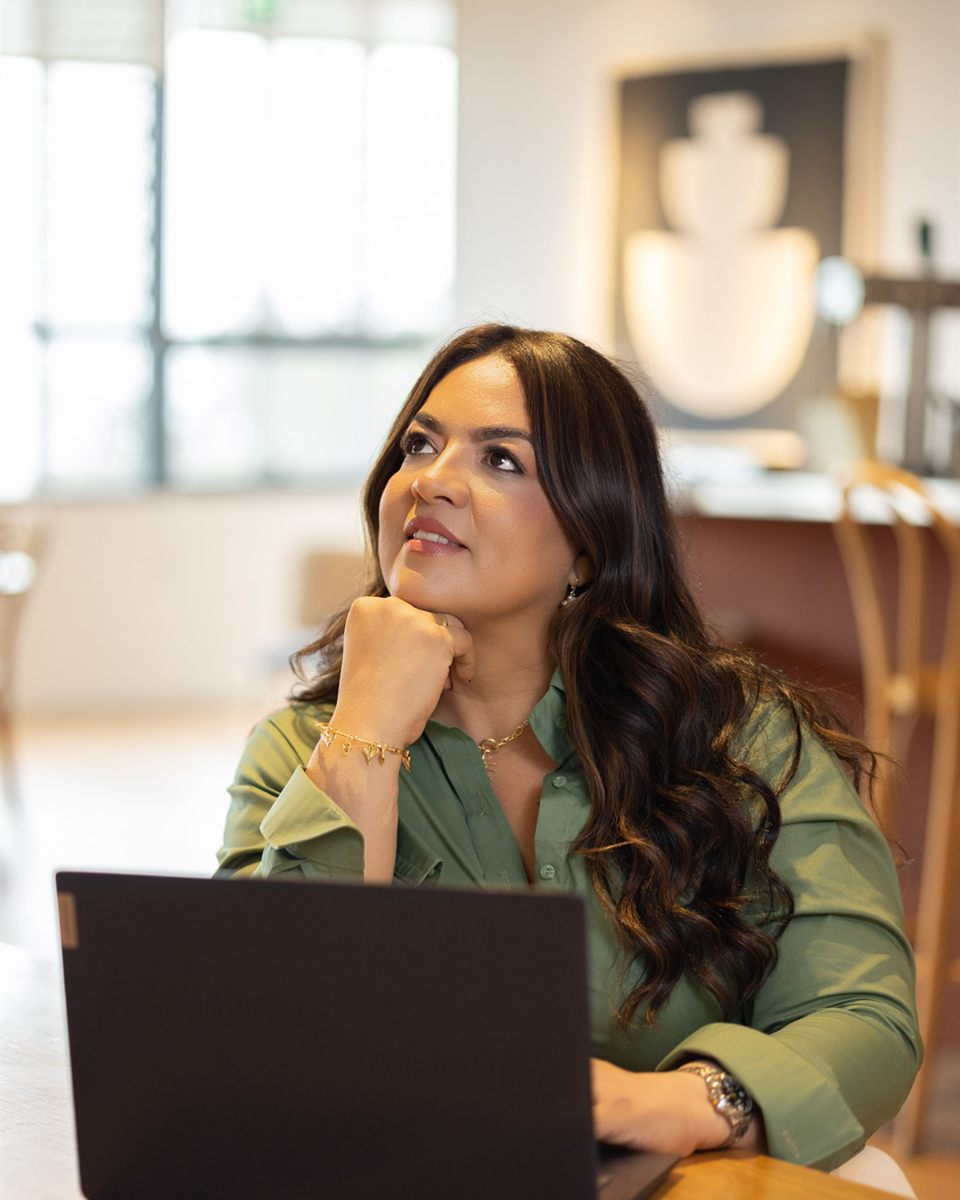 Juliana Arango pensando frente a su portátil