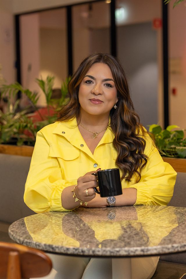 Juliana Arango con una taza de café, sonriendo