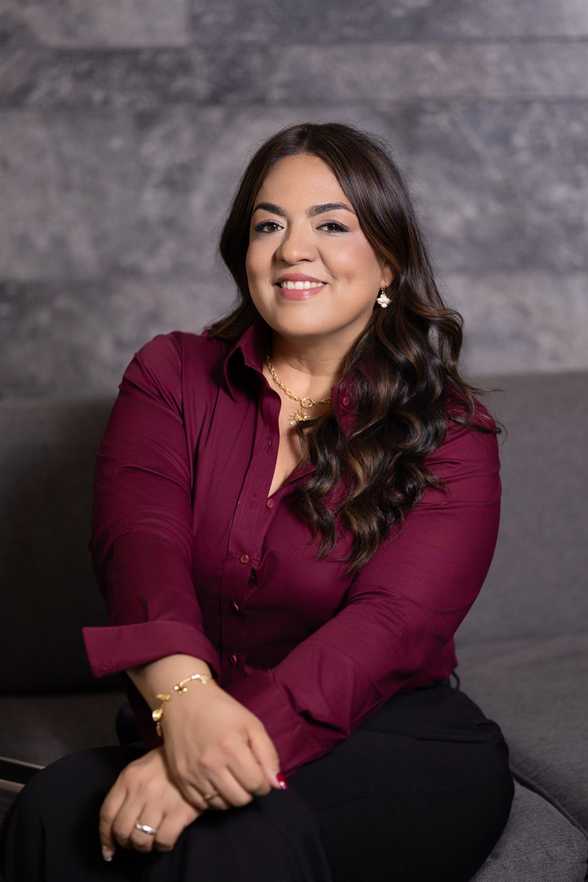 Juliana Arango sonriendo, sentada